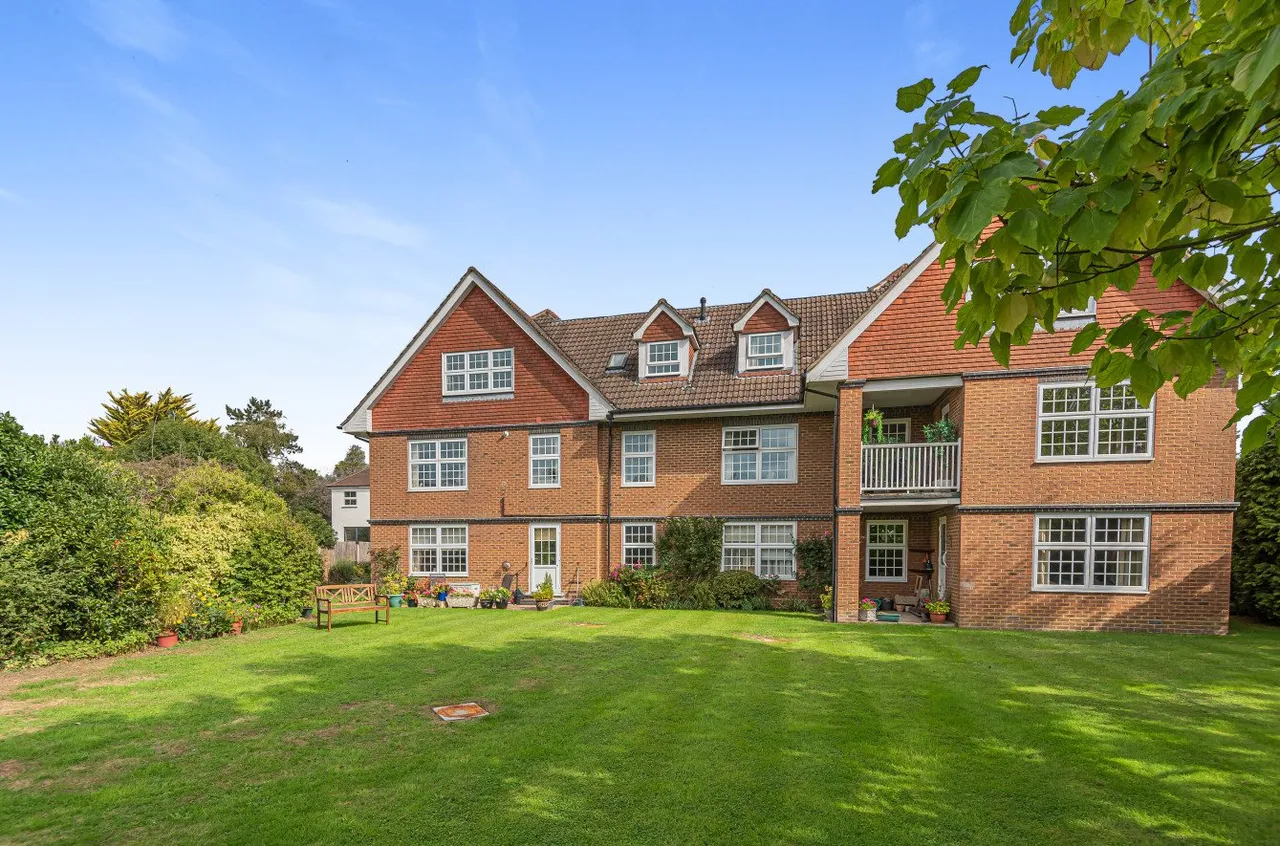 2 bed flat for sale, Frensham Road, Farnham, GU9