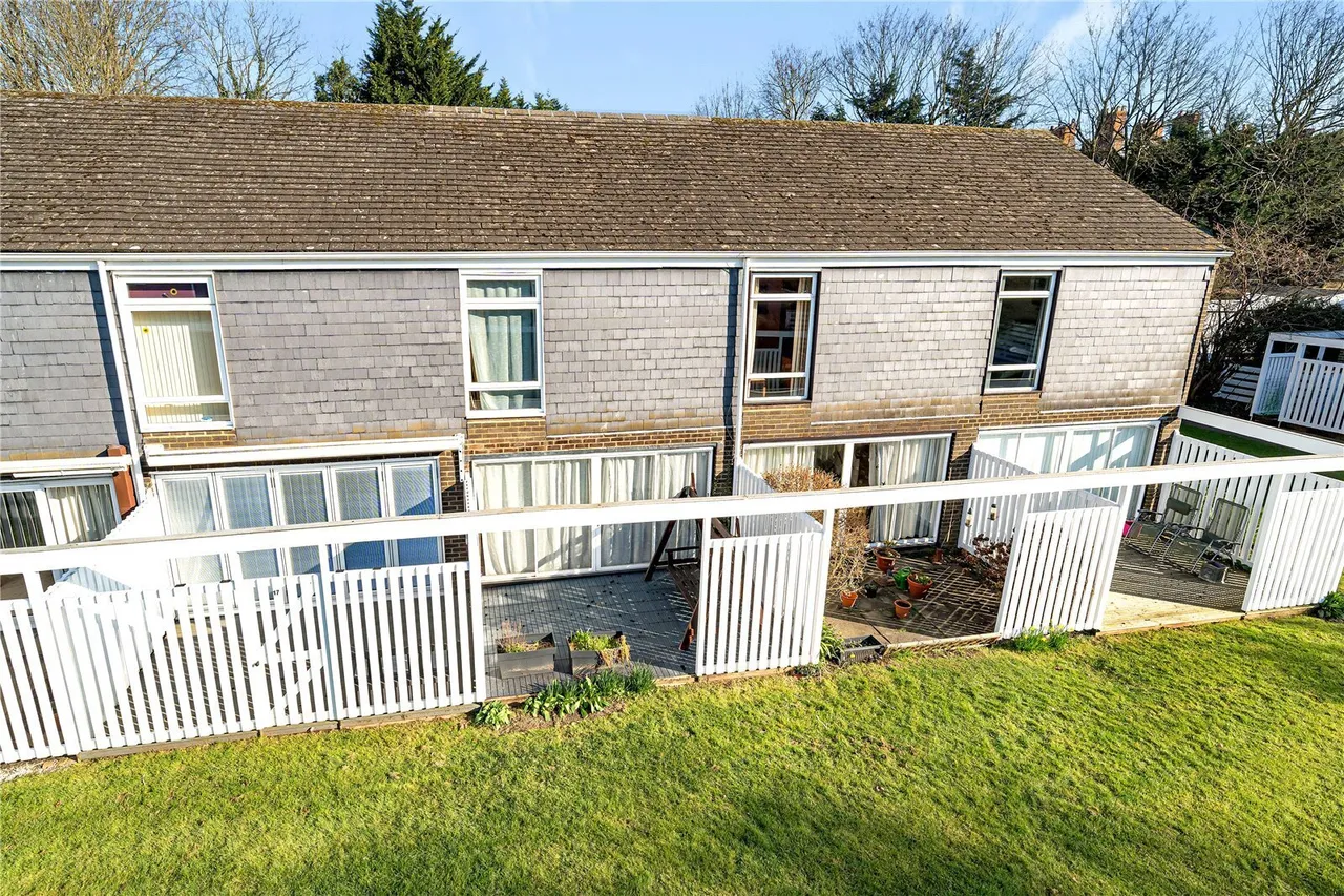 2 bed house for sale — Edinburgh Gardens, Windsor, SL4