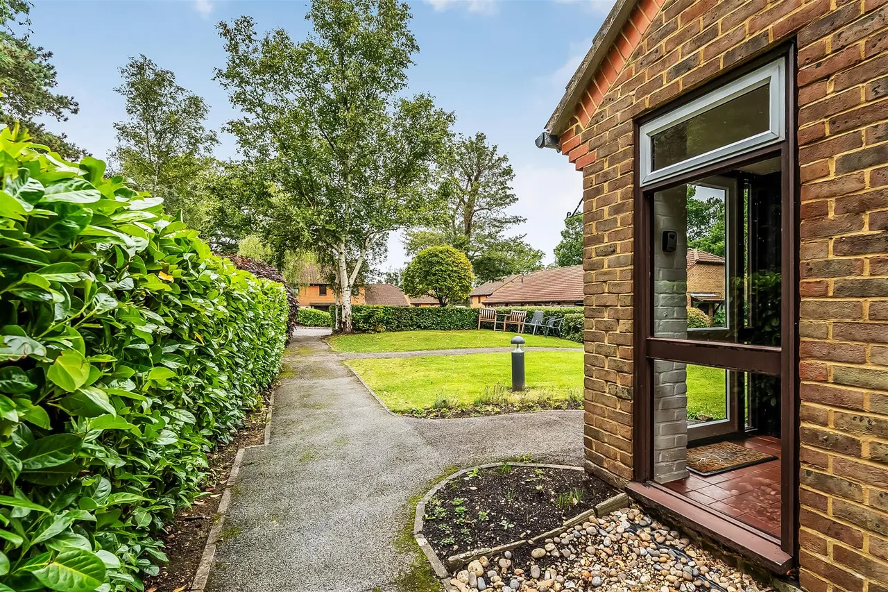 Broadmead, Ashtead, KT21, photo 13