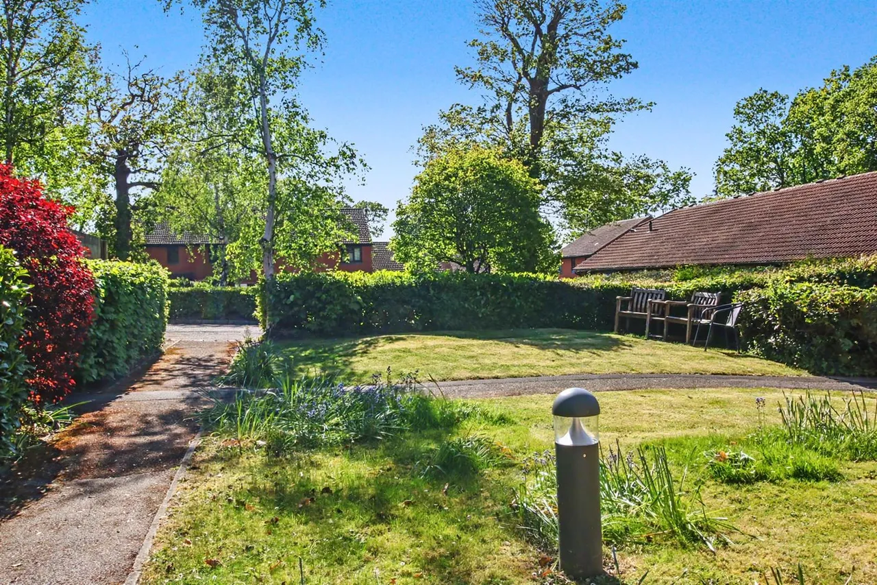 Broadmead, Ashtead, KT21, photo 14