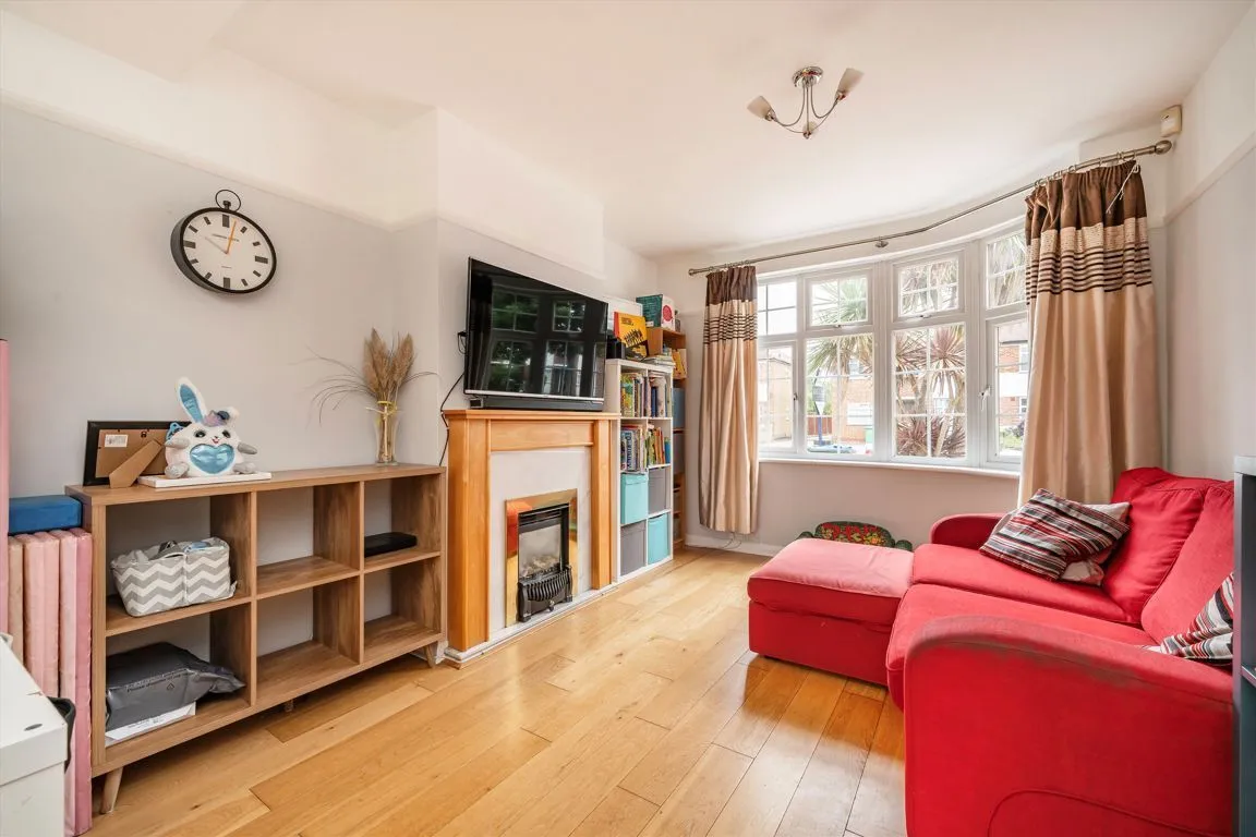Longford Close, TW12, photo 2