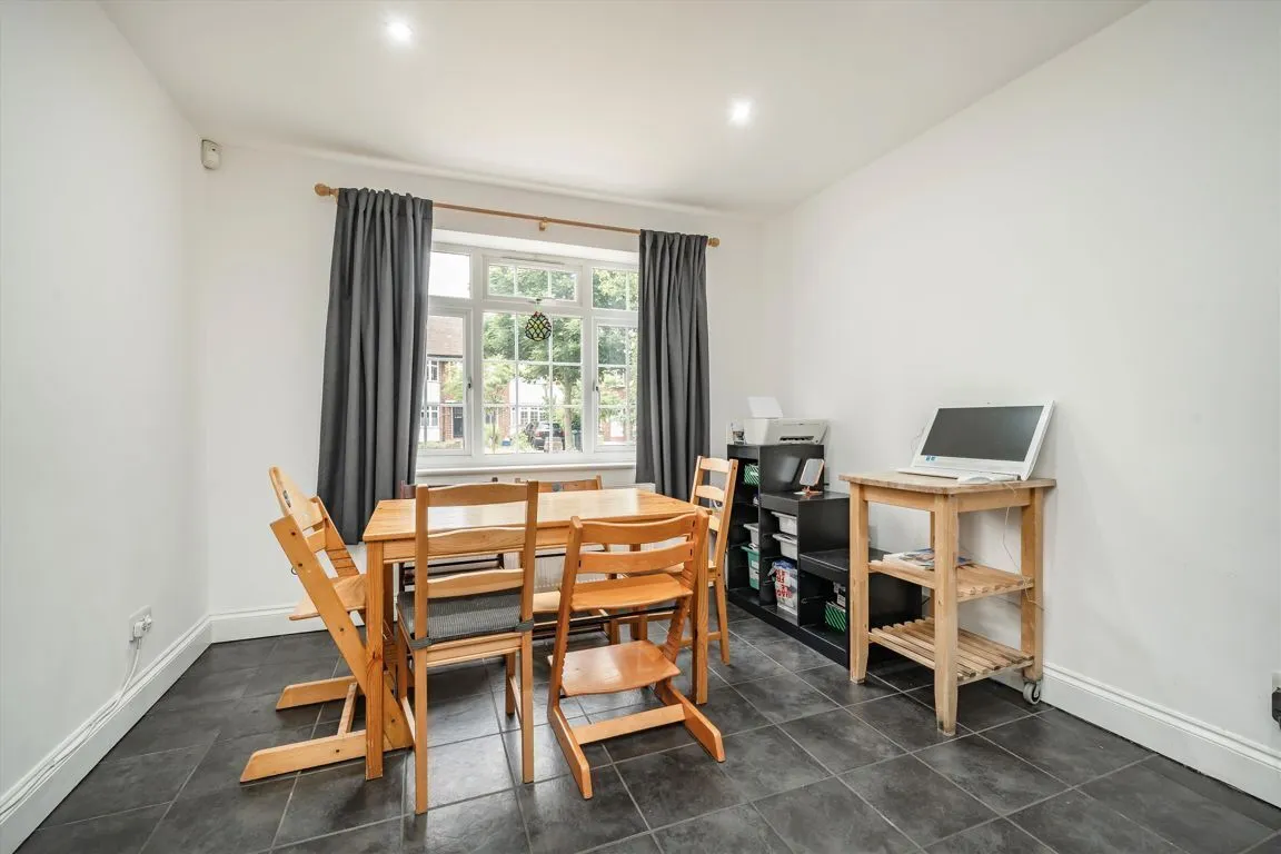 Longford Close, TW12, photo 3