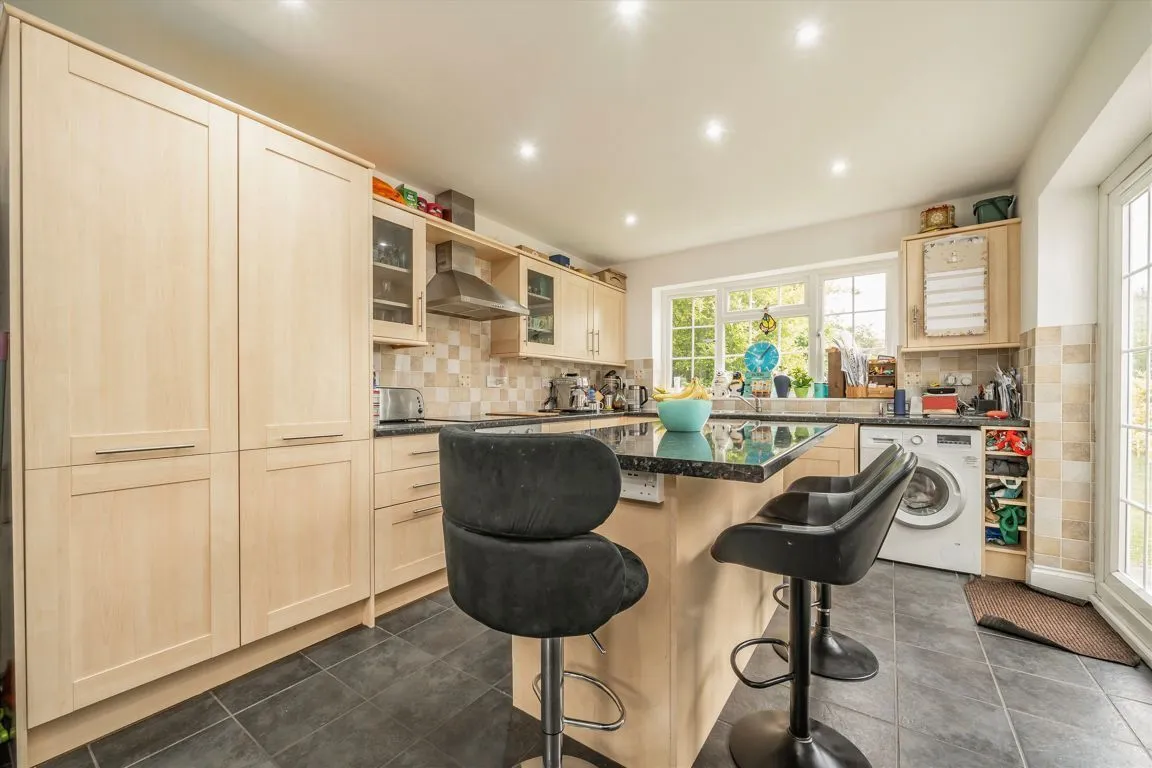 Longford Close, TW12, photo 4