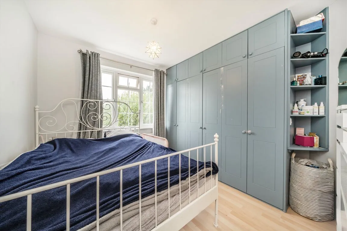 Longford Close, TW12, photo 5