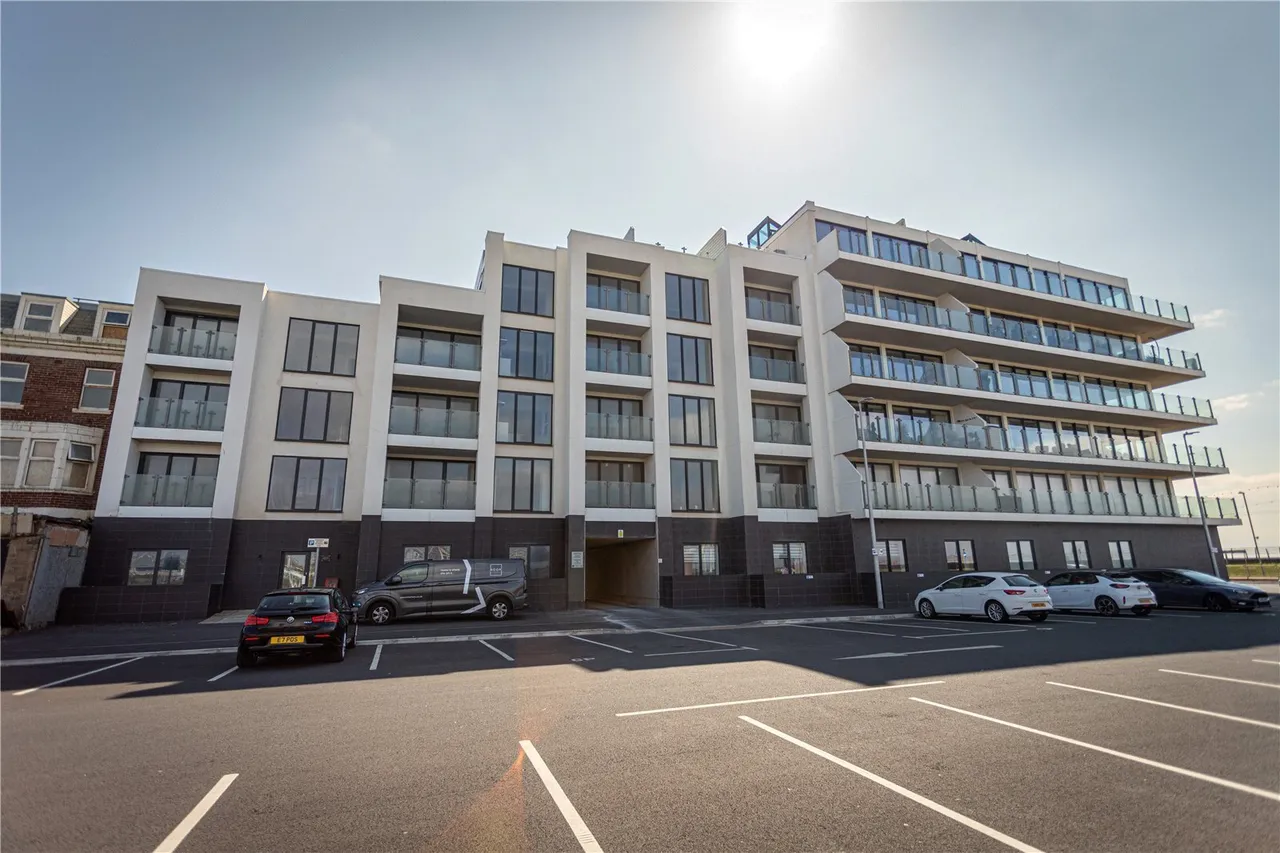 2 bed flat for sale, New South Promenade, Blackpool, FY4