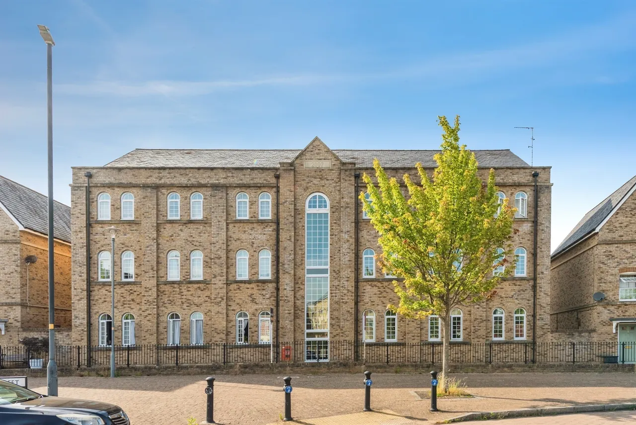 2 bed flat for sale — Alicia Close, Swindon