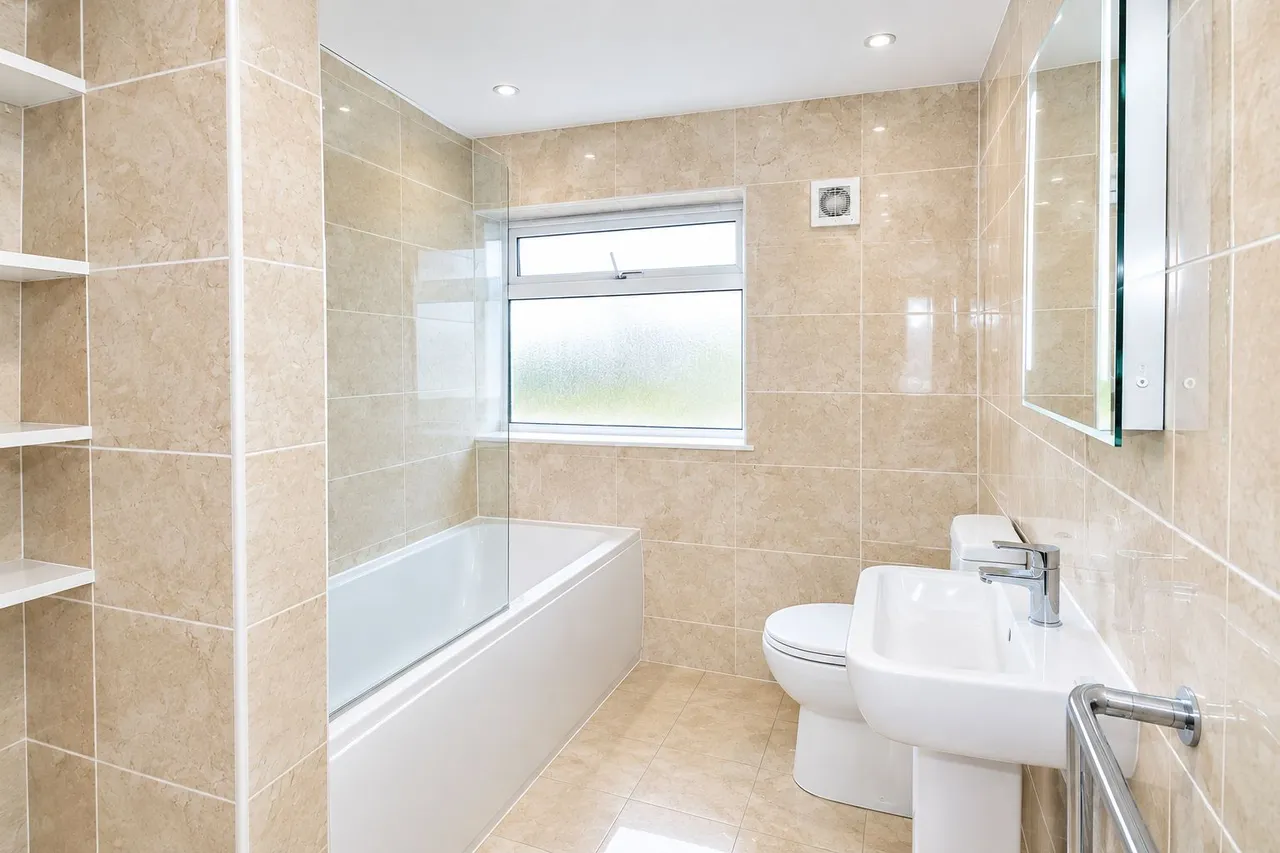 Poynings Crescent, Black Dam, Basingstoke, RG21, photo 2