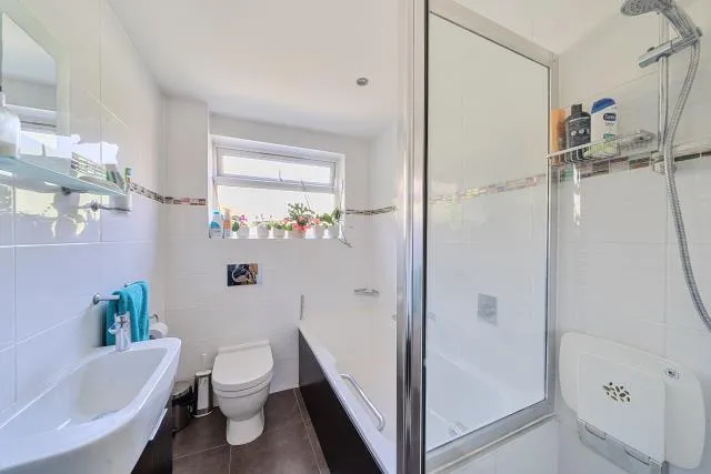 Holden Road, London, N12, photo 18