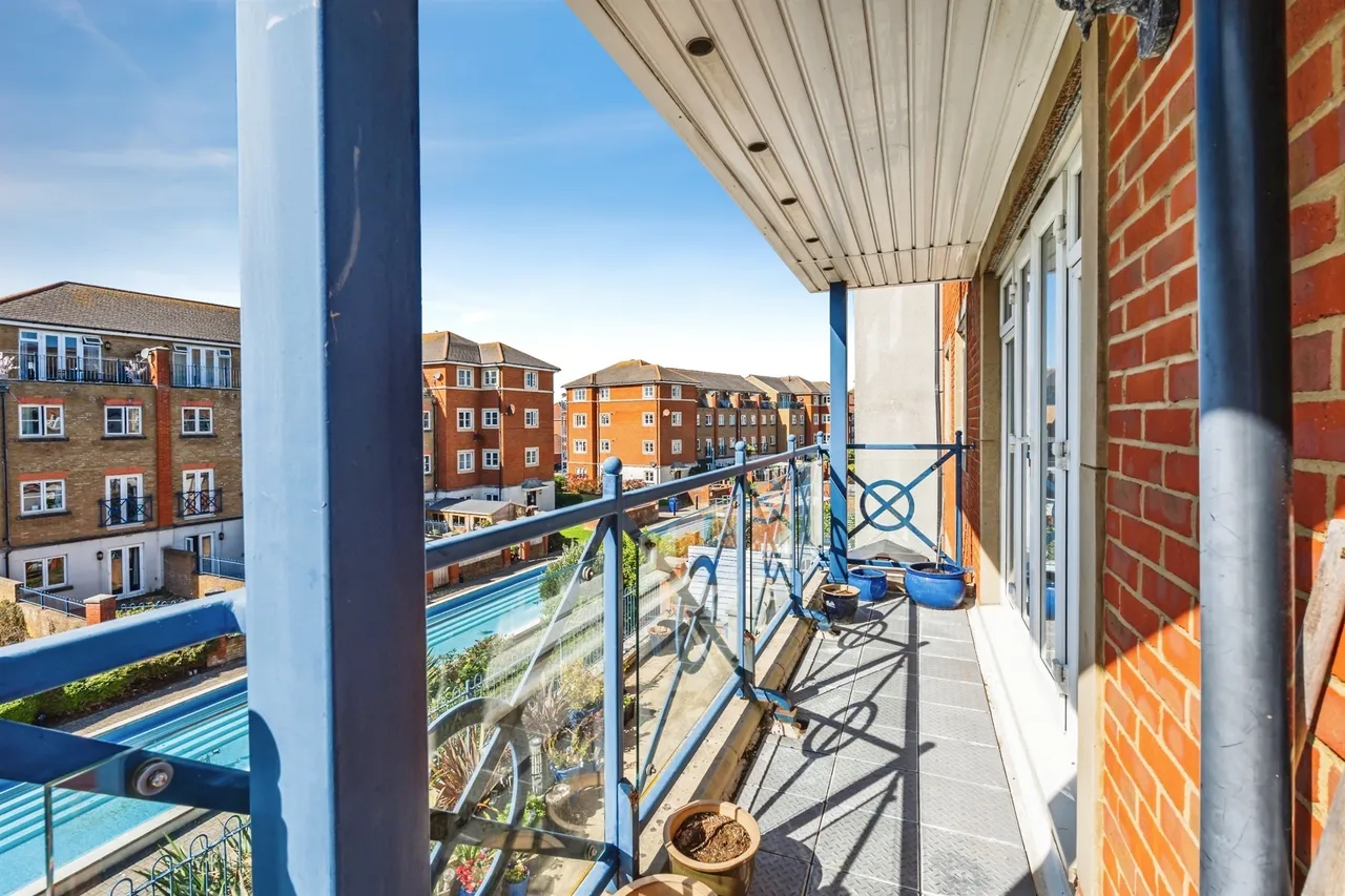 3 bed flat for sale, San Juan Court, Eastbourne, BN23
