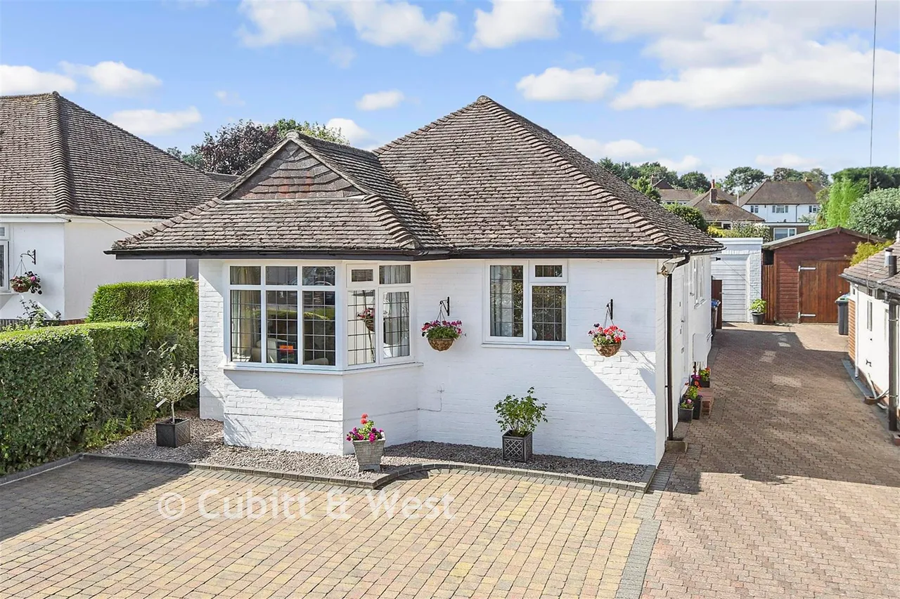 3 bed house for sale, Linden Avenue, East Grinstead, RH19