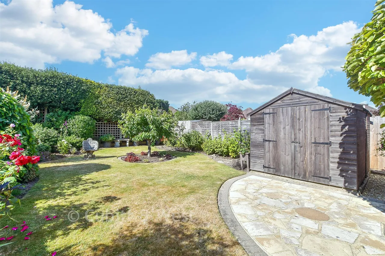 Linden Avenue, East Grinstead, RH19, photo 9