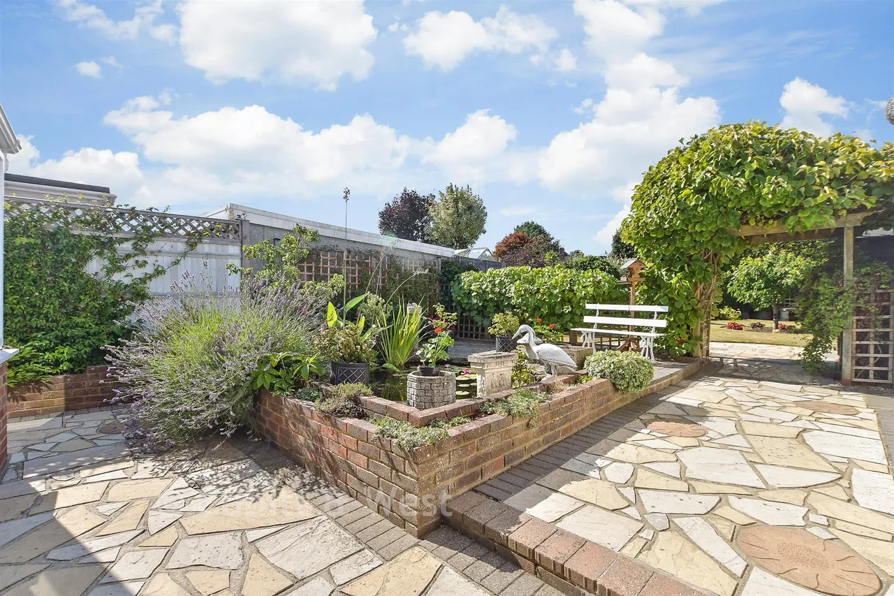 Linden Avenue, East Grinstead, RH19, photo 12