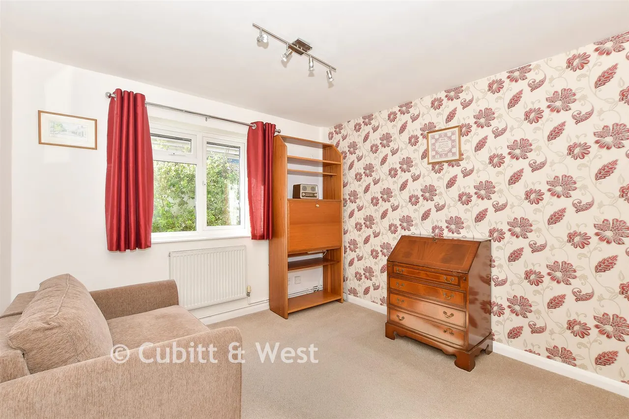Linden Avenue, East Grinstead, RH19, photo 6
