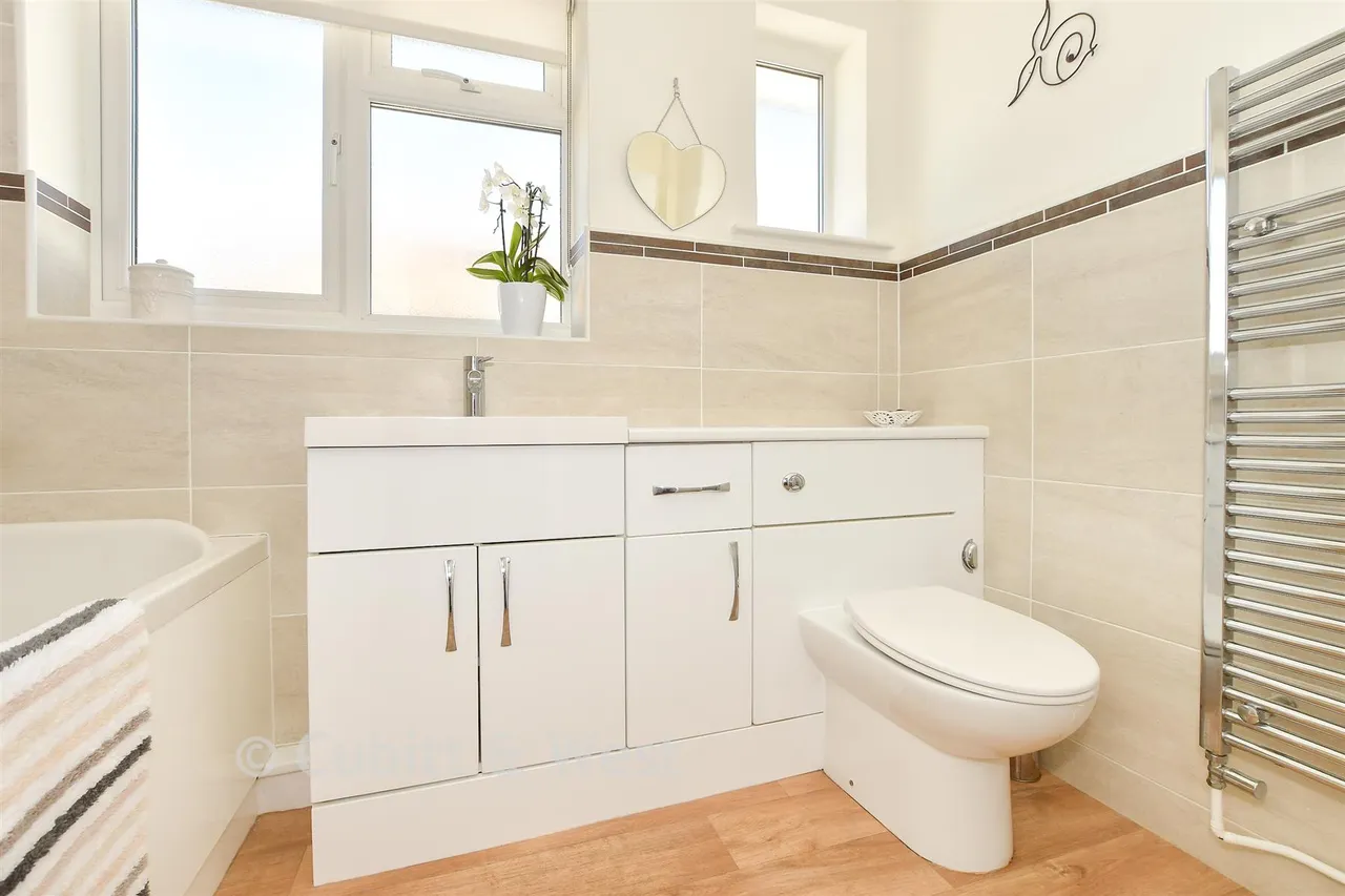 Linden Avenue, East Grinstead, RH19, photo 8