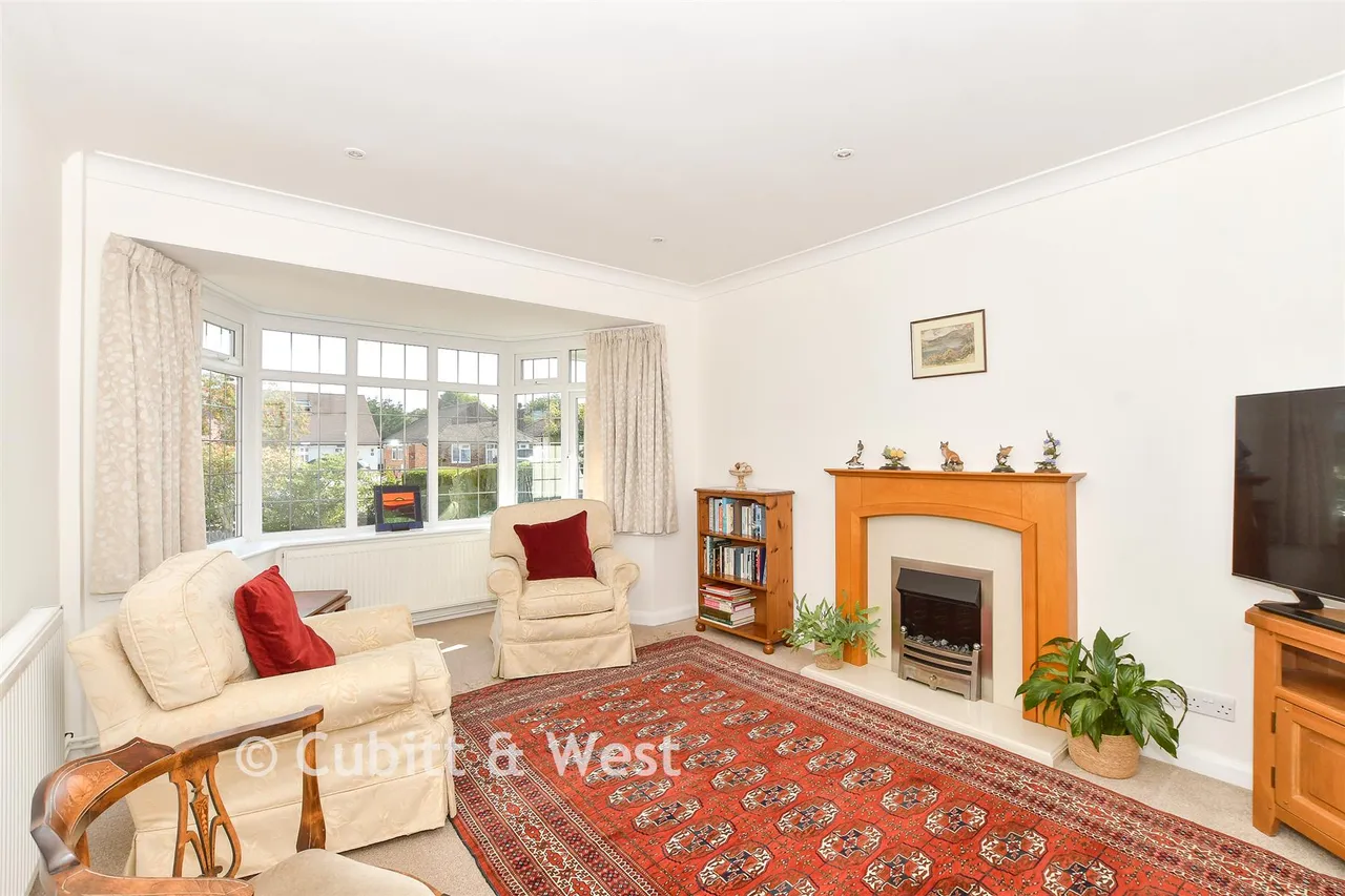 Linden Avenue, East Grinstead, RH19, photo 2