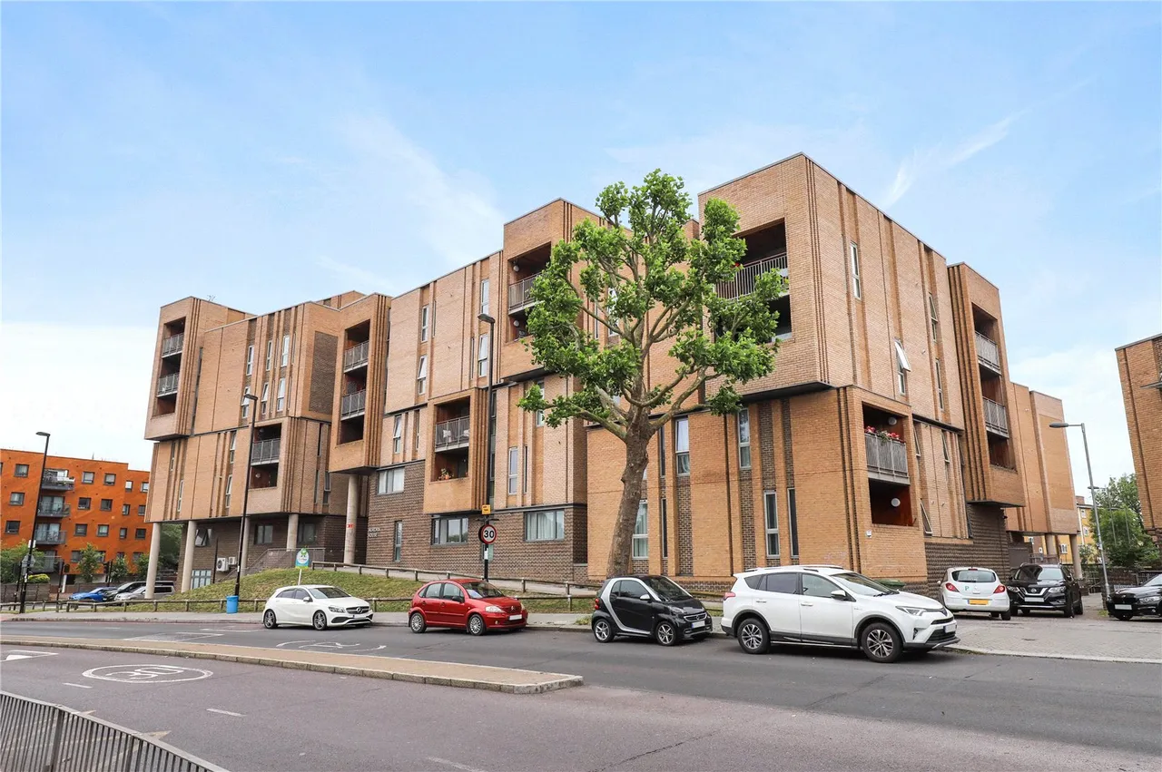 2 bed flat for sale, Bromley Road, London, SE6