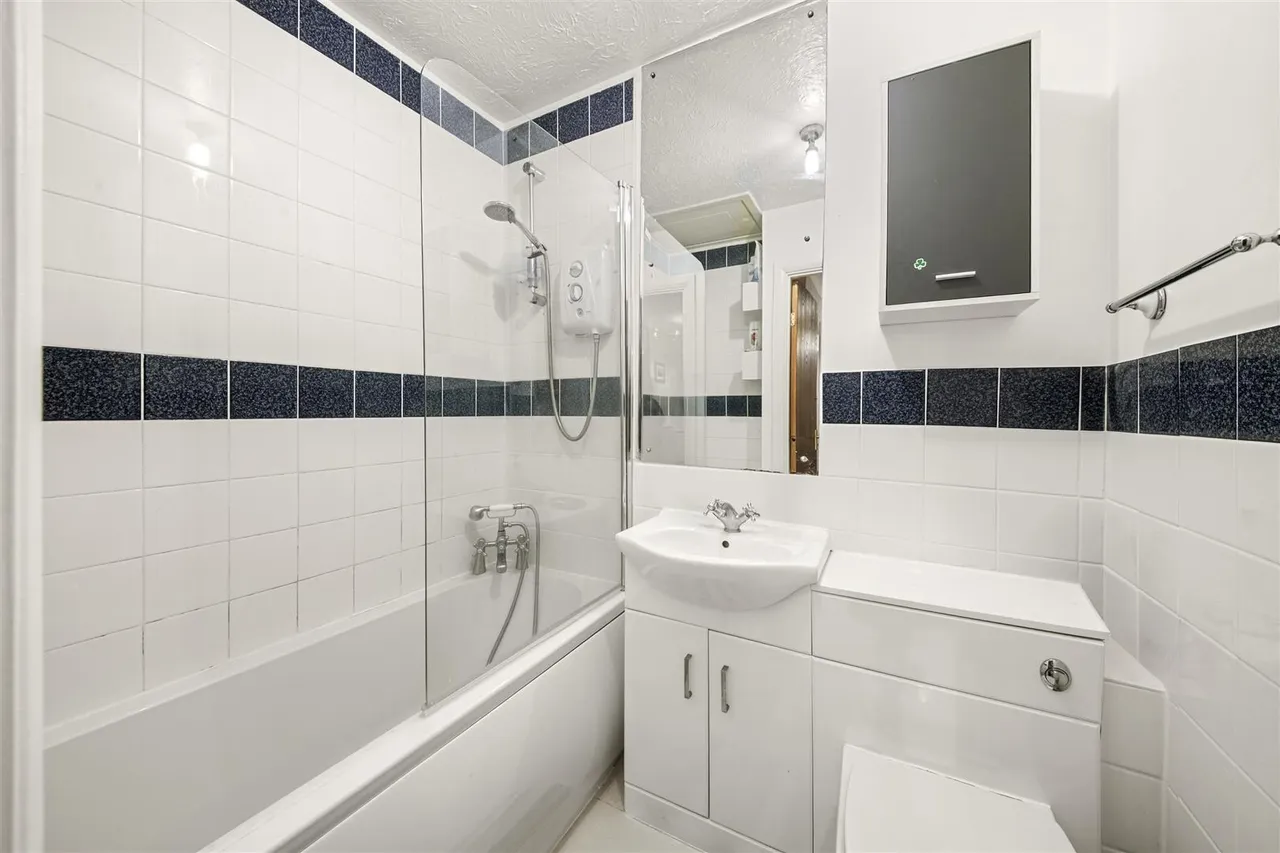 Robins Close, Uxbridge, photo 5