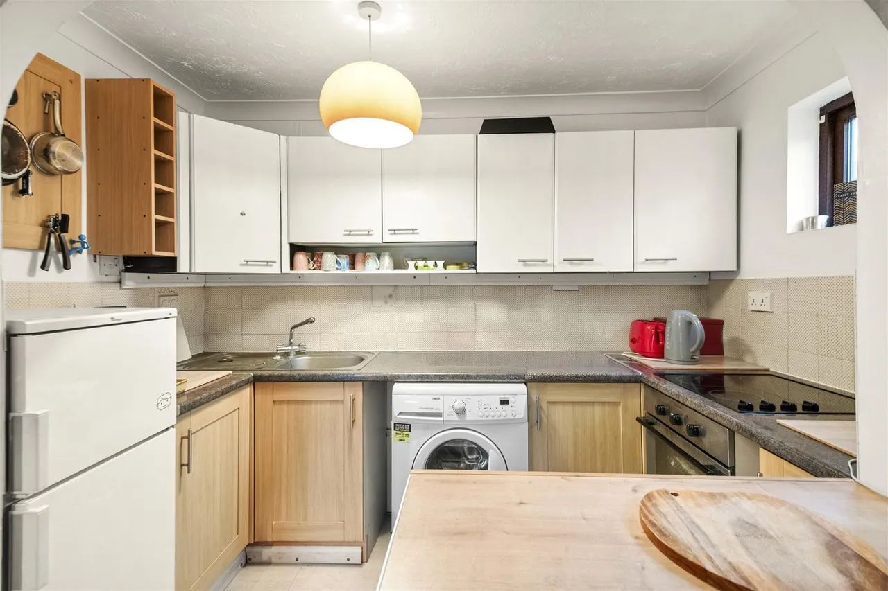 Robins Close, Uxbridge, photo 8