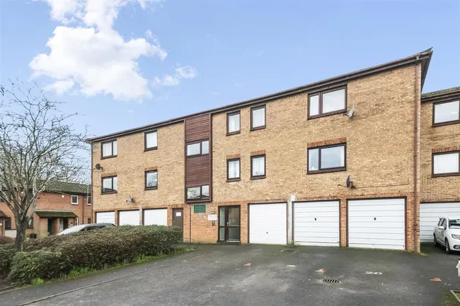 2 bed property for sale — Robins Close, Uxbridge