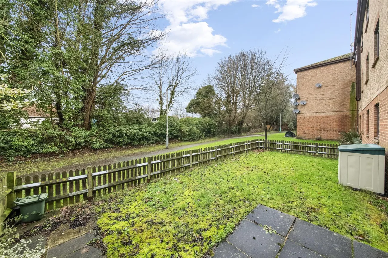 2 bed property for sale, Robins Close, Uxbridge