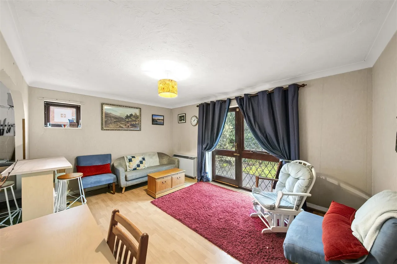 Robins Close, Uxbridge, photo 4
