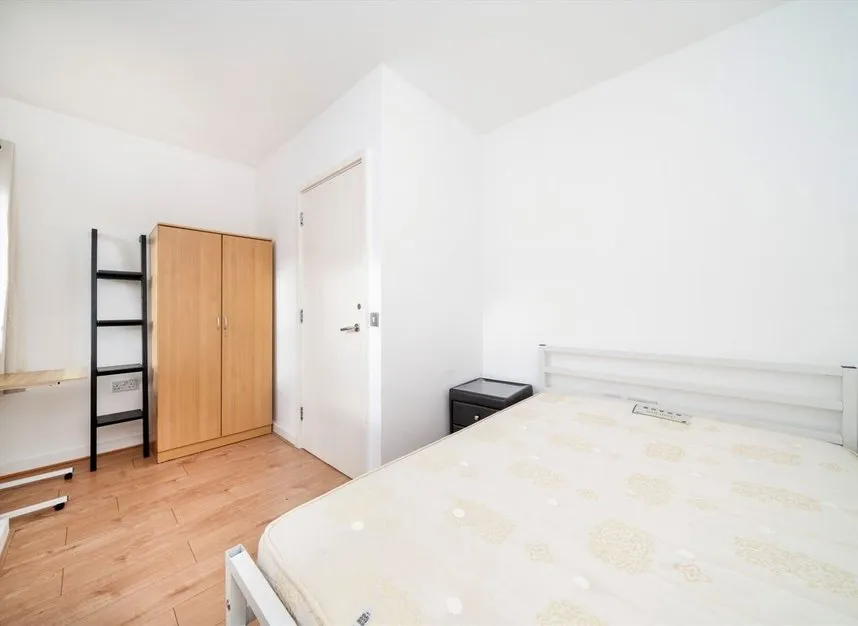 Ordnance Road, Canning Town, E16, photo 5