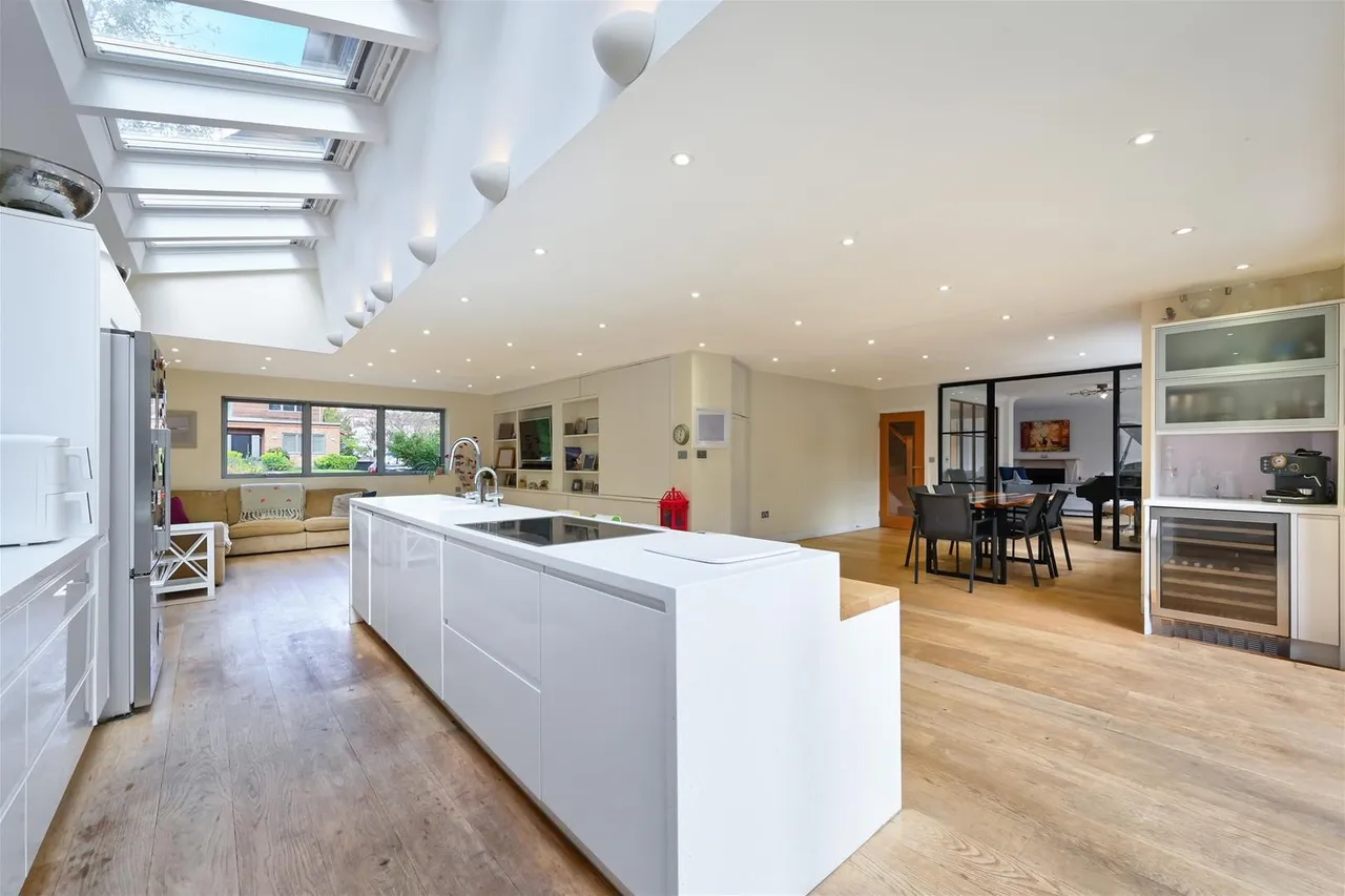 Beltane Drive, London SW19 5JR, photo 9