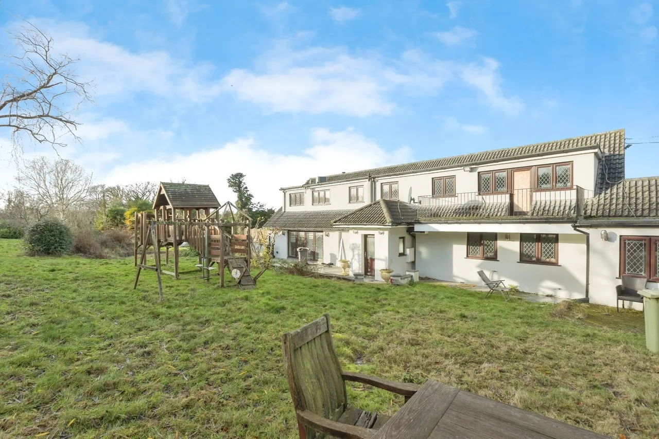 4 bed house for sale, New Road, Hill, BR6