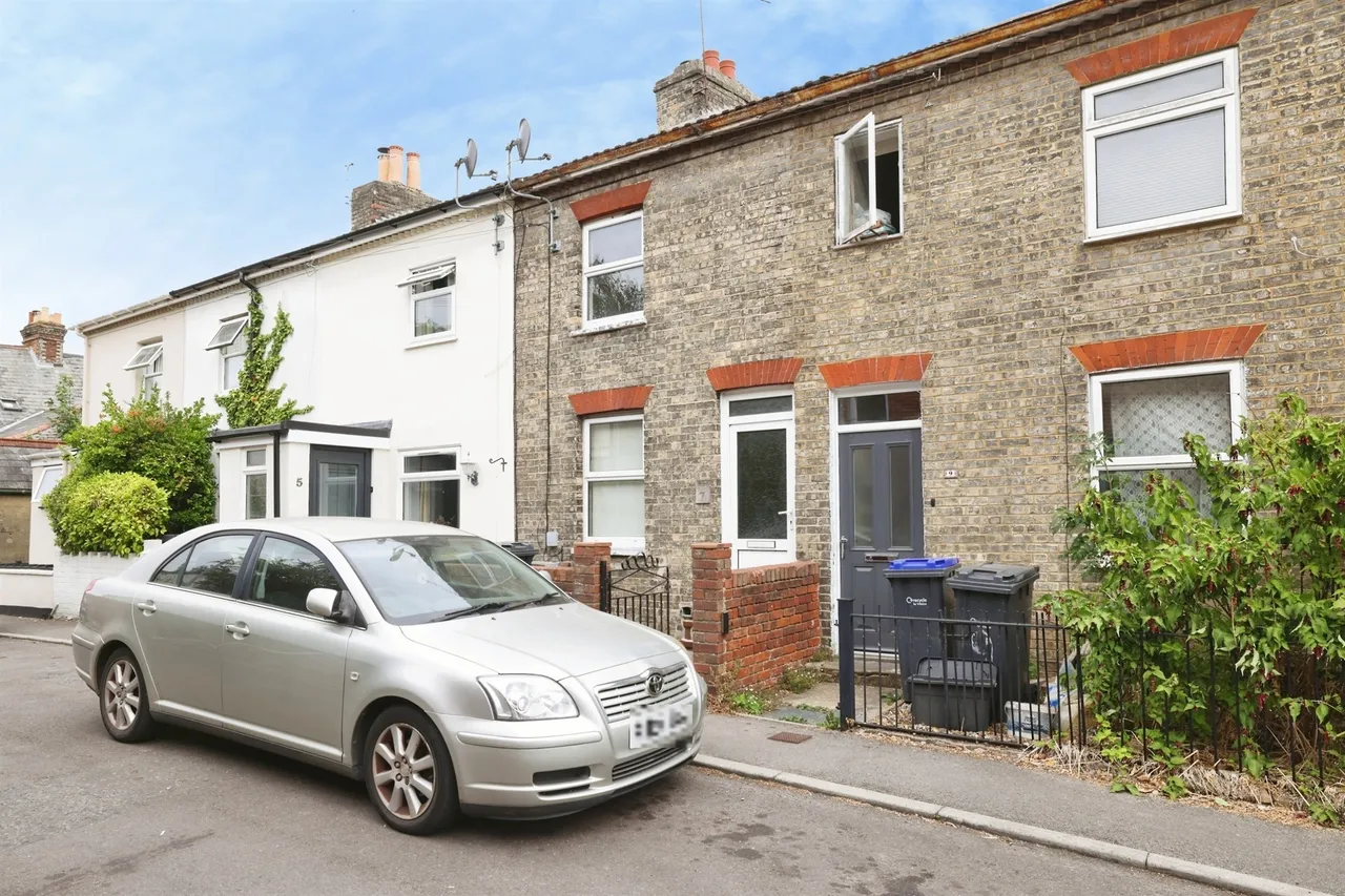 2 bed house for sale — Highfield Road, Salisbury