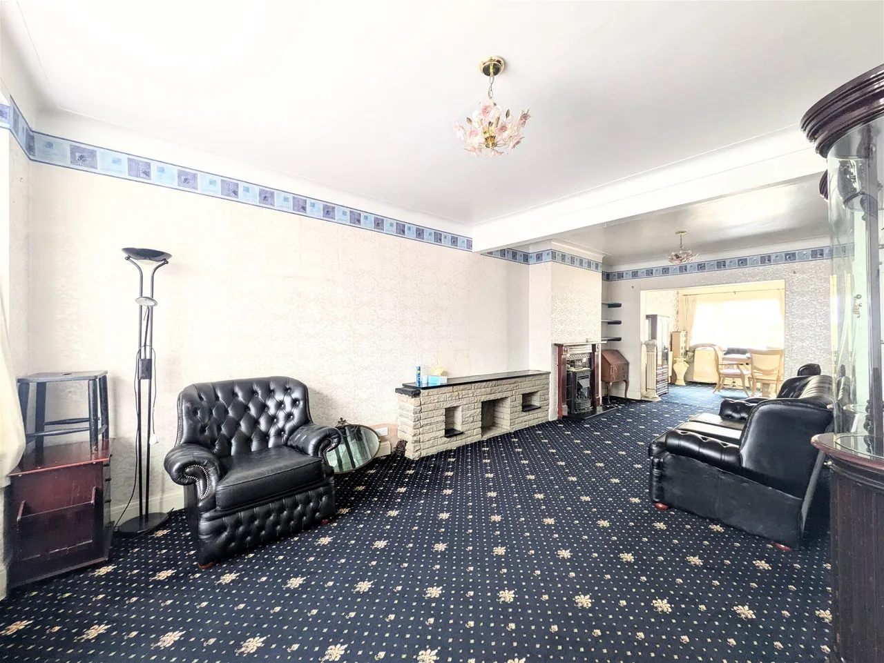 Woodlands Avenue, Romford, Essex RM6 6EA, photo 2