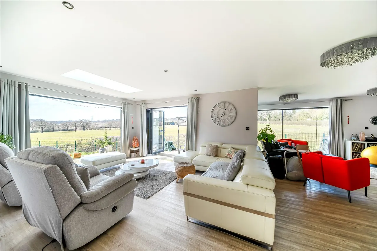 Edgwarebury Lane, Edgware, HA8, photo 2