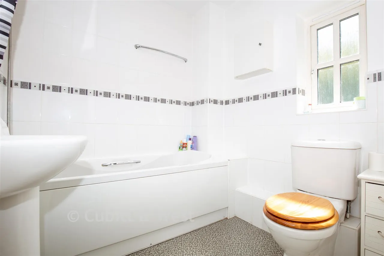 The Willows, Parbrook, RH14, photo 13