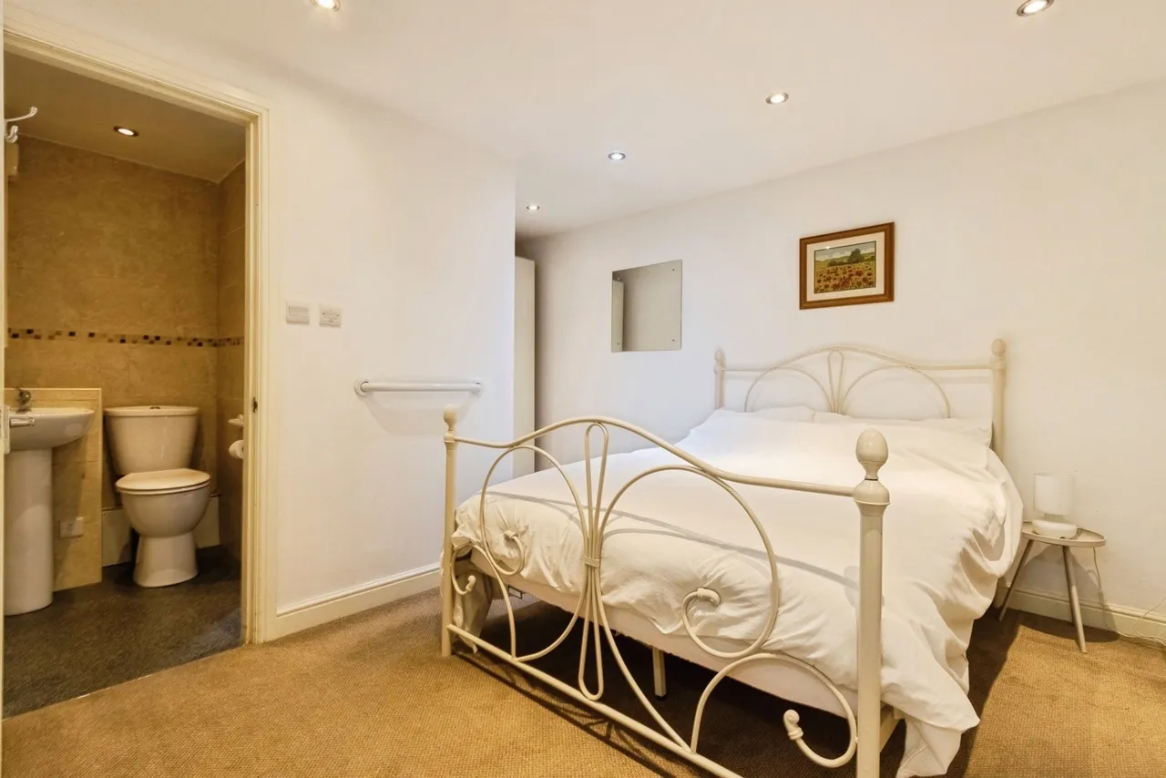 Wrenthorpe Road, Wrenthorpe, Wakefield, West Yorkshire, WF2, photo 33