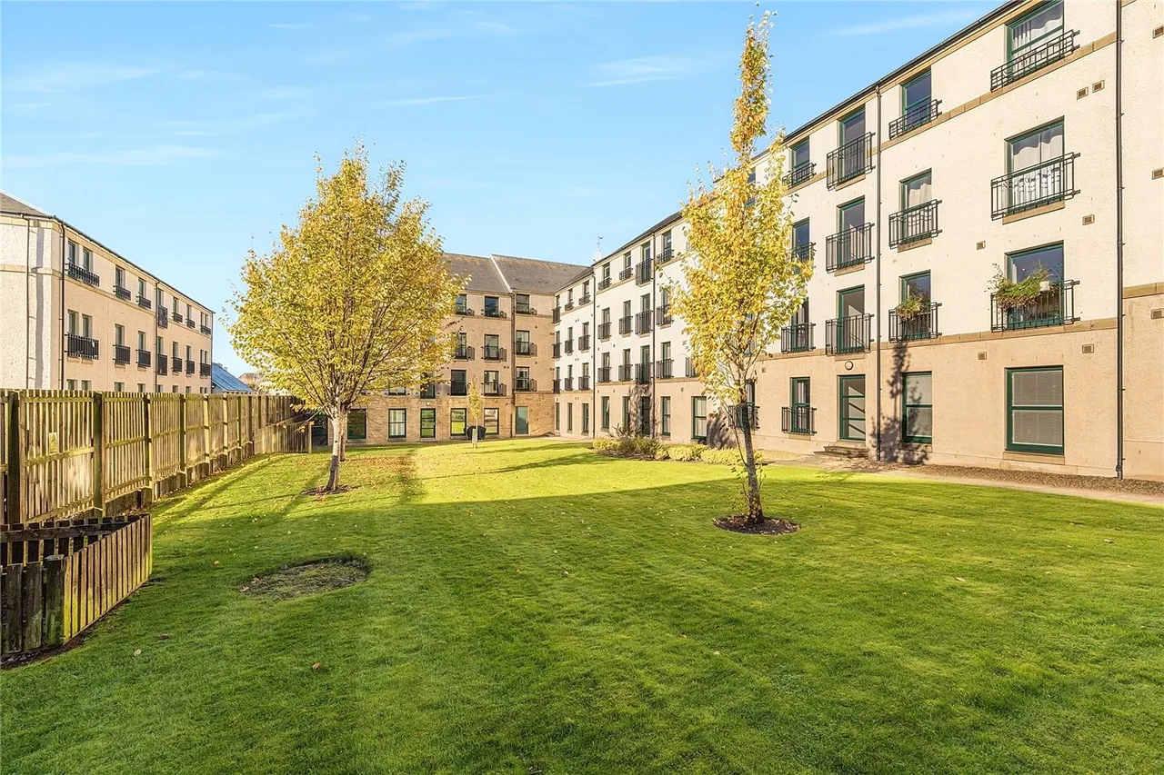 Lady Campbells Court, Dunfermline, KY12, photo 22