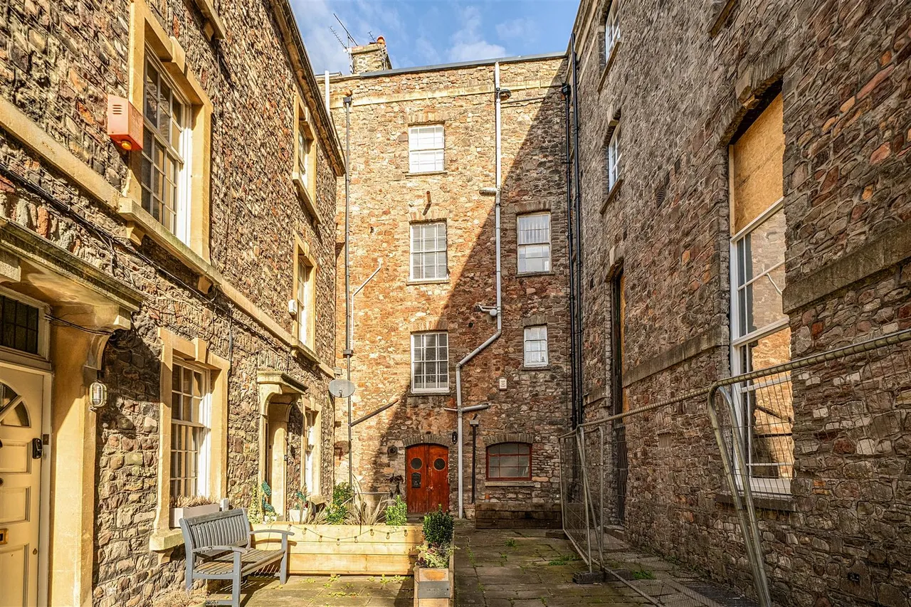 1 bed flat to rent, Portland Street, Clifton, BS8