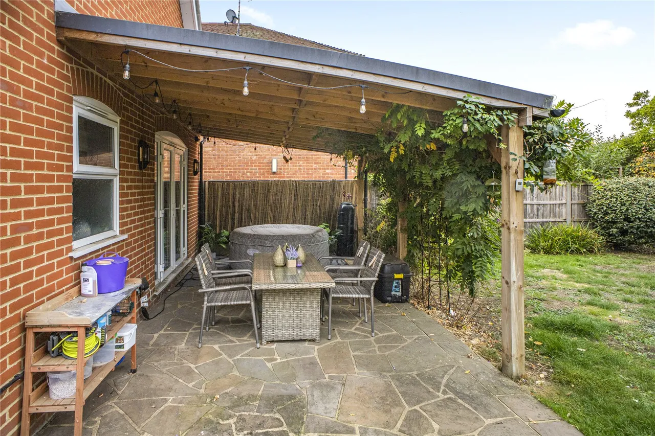 Chobham Road, Knaphill, GU21, photo 17