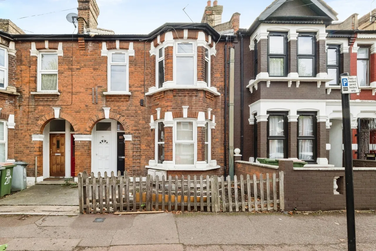 4 bed flat for sale — Charlemont Road, London, E6