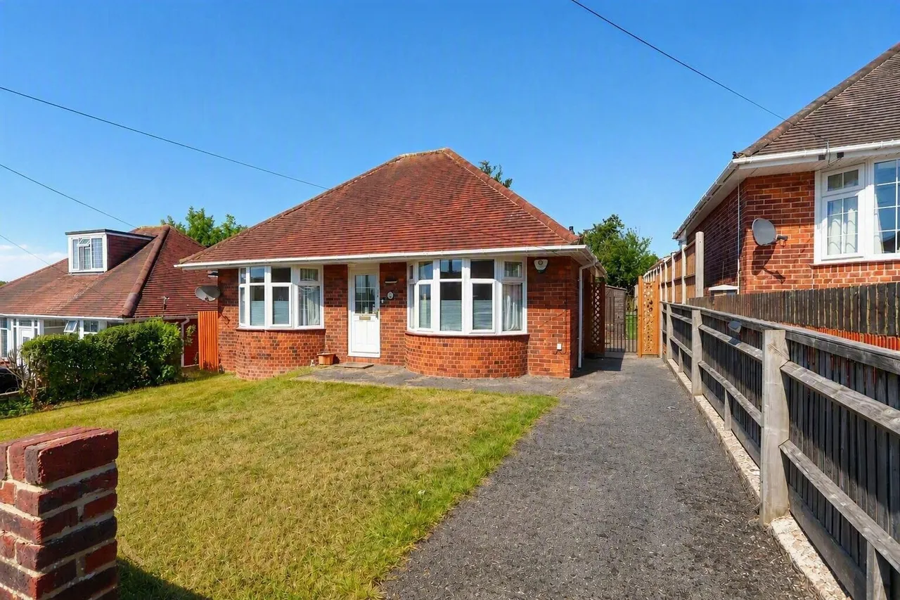 2 bed house for sale, New Drive, High Wycombe, HP13