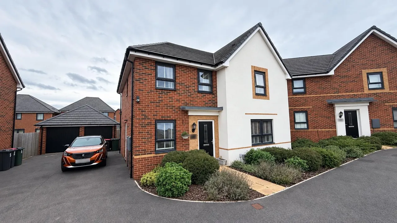 4 bed house to rent — Woodhouse View, Waverley, ROTHERHAM