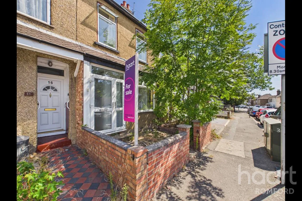 3 bed house for sale, Hainault Road, Romford, RM5