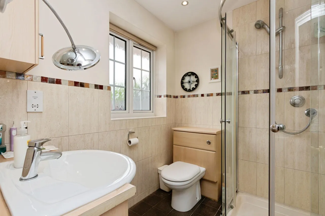 Blackthorn Drive, Lightwater, GU18, photo 16