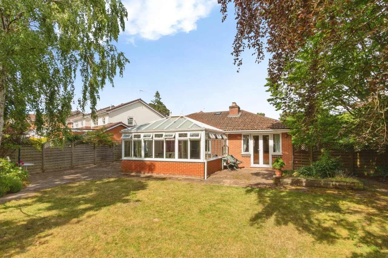 Blackthorn Drive, Lightwater, GU18, photo 17