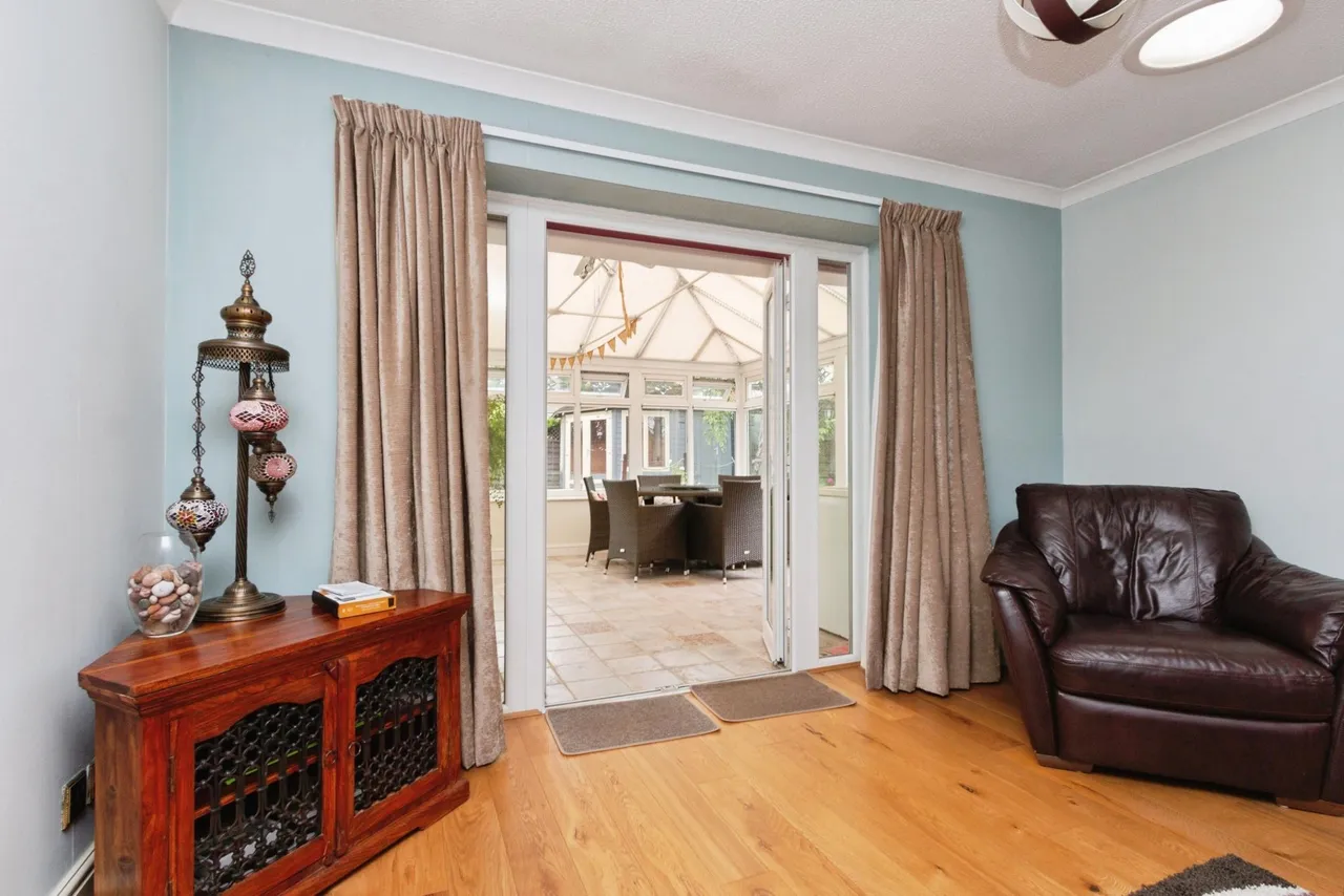 Blackthorn Drive, Lightwater, GU18, photo 11