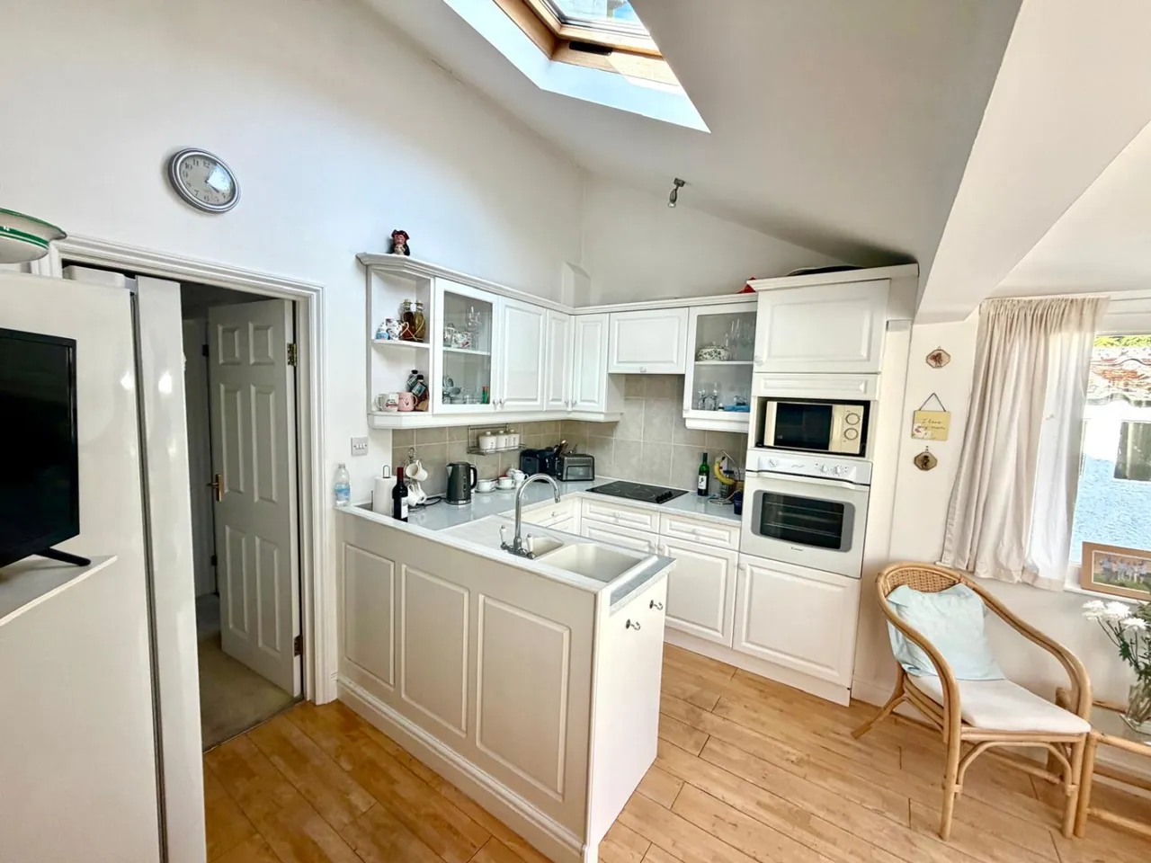 Avenue Road, Surrey Staines-upon-Thames, TW18, photo 4
