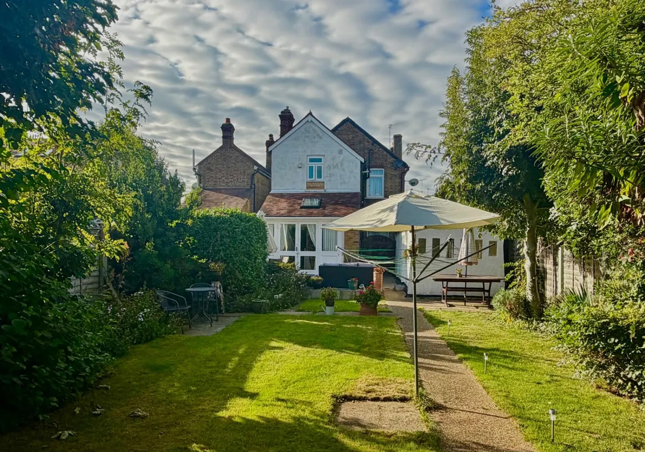 Avenue Road, Surrey Staines-upon-Thames, TW18, photo 9
