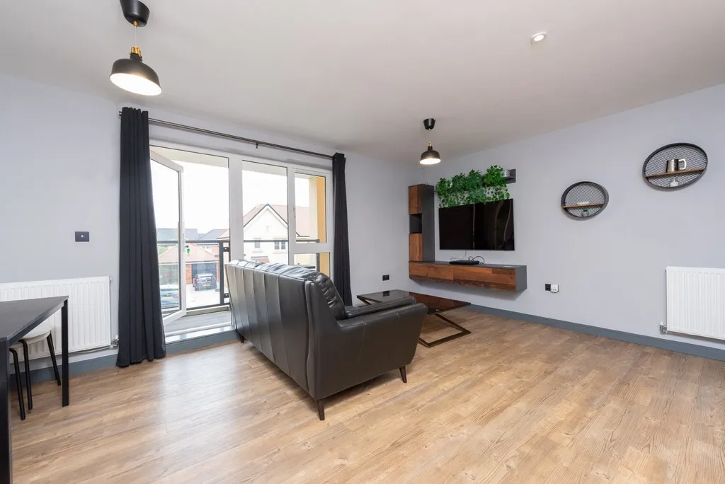 Hurst Avenue, Blackwater, GU17, photo 2