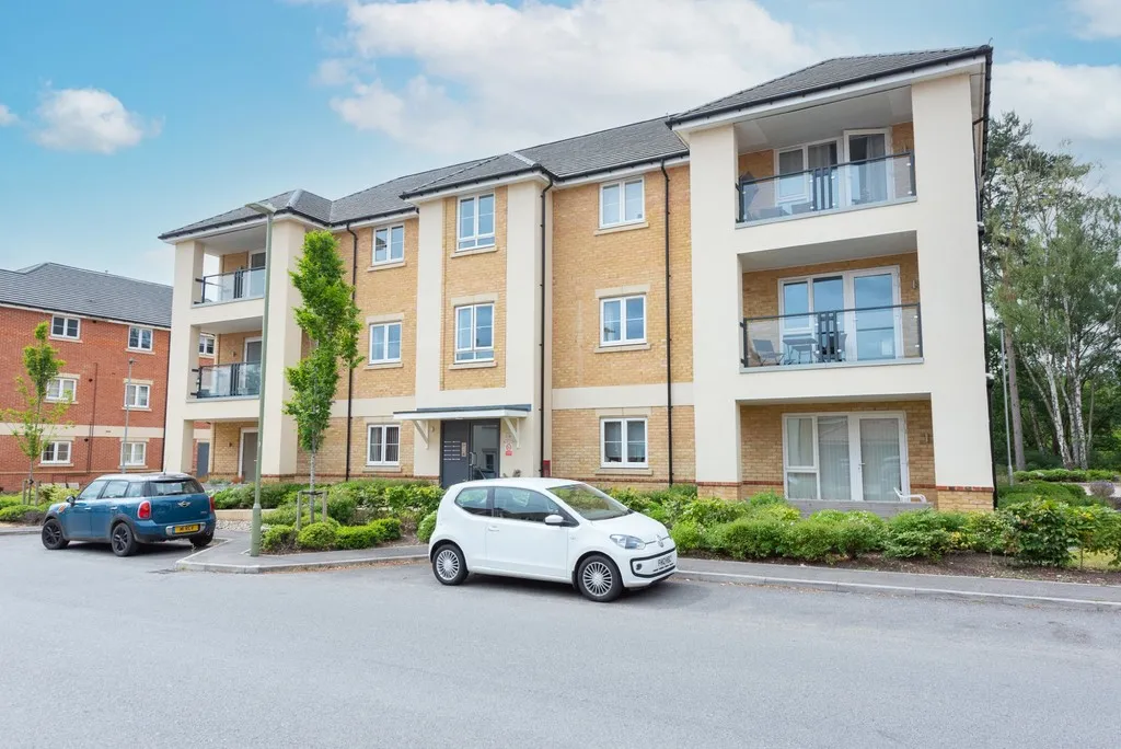 2 bed flat for sale, Hurst Avenue, Blackwater, GU17