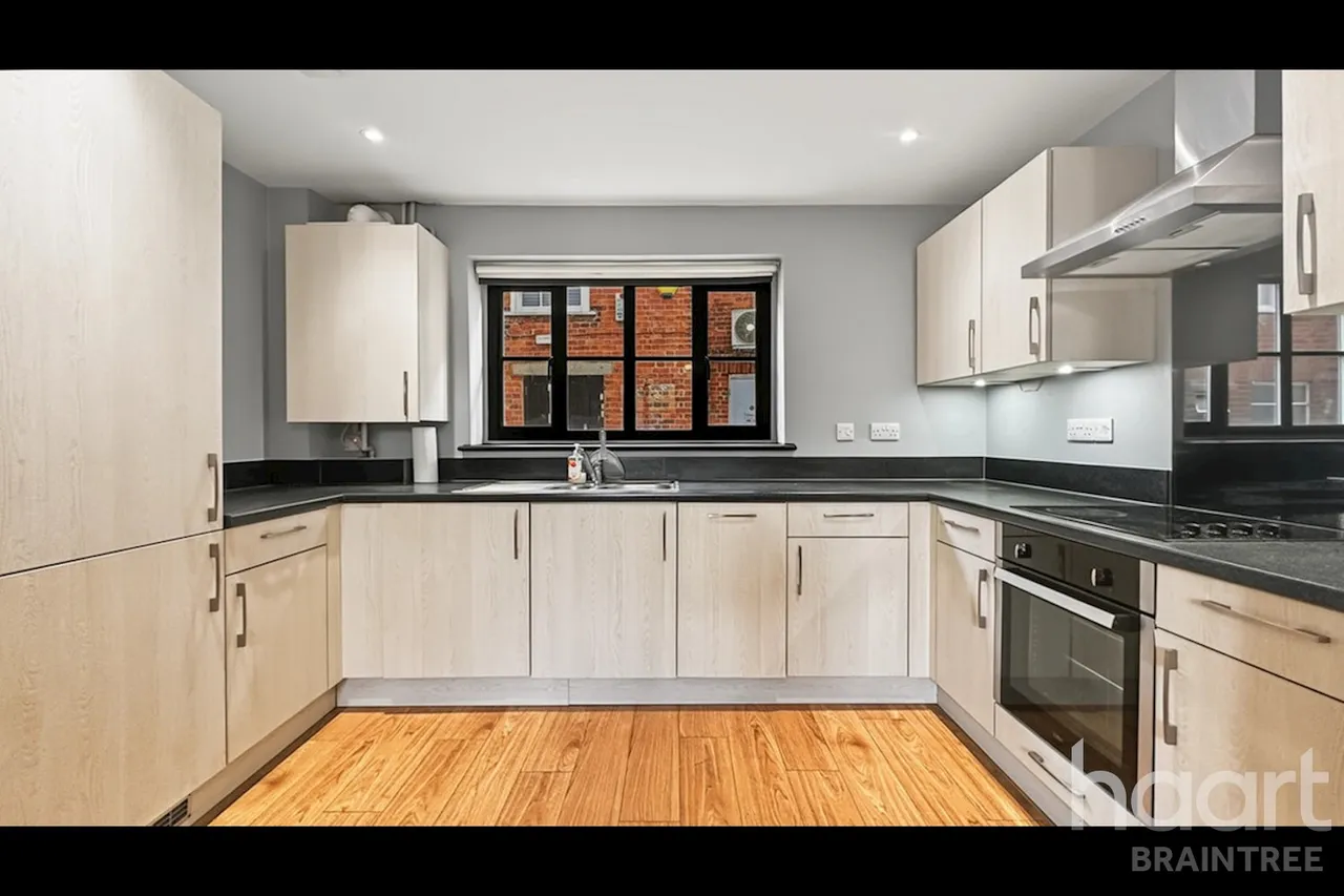 2 bed flat to rent, The Courtyard, CM8