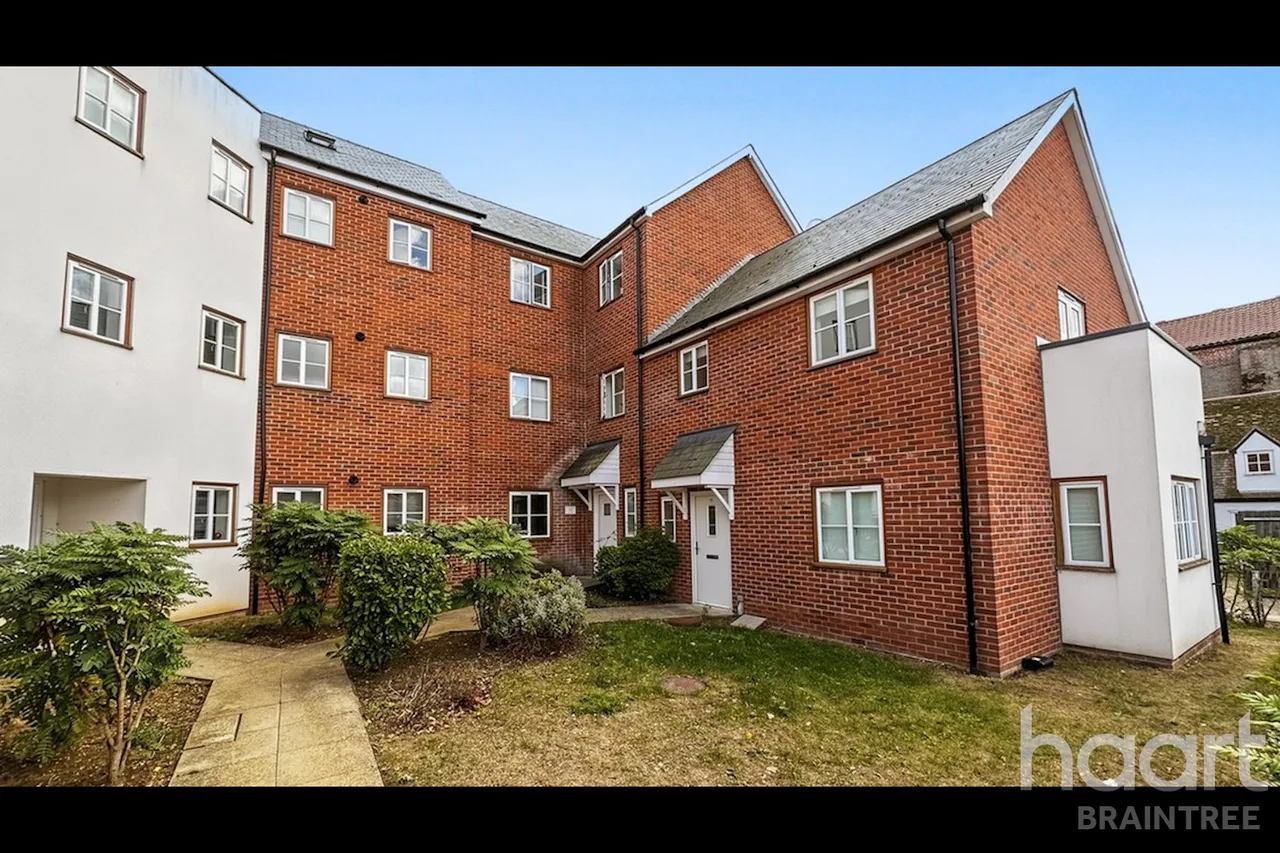 The Courtyard, CM8, photo 7