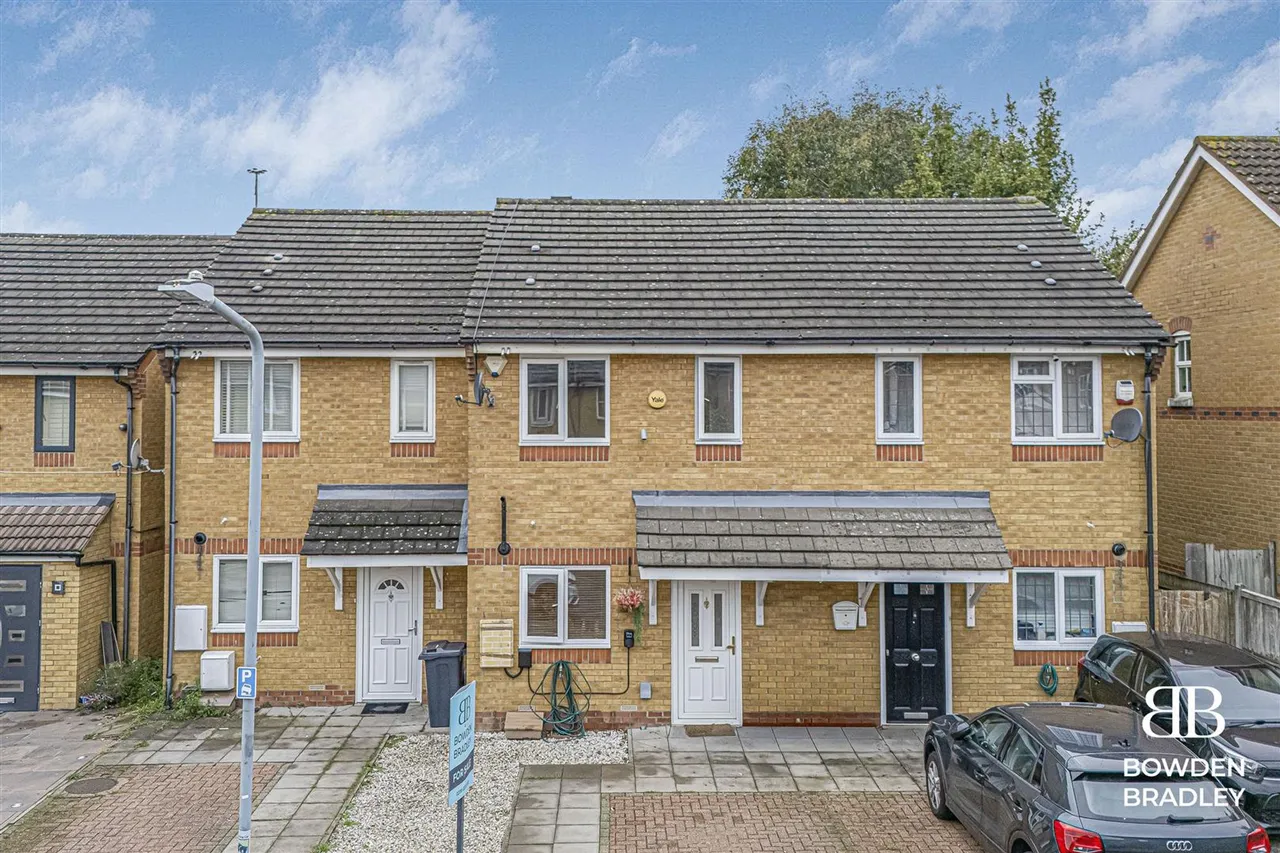 2 bed house for sale — Maple Close, Hainault, IG6